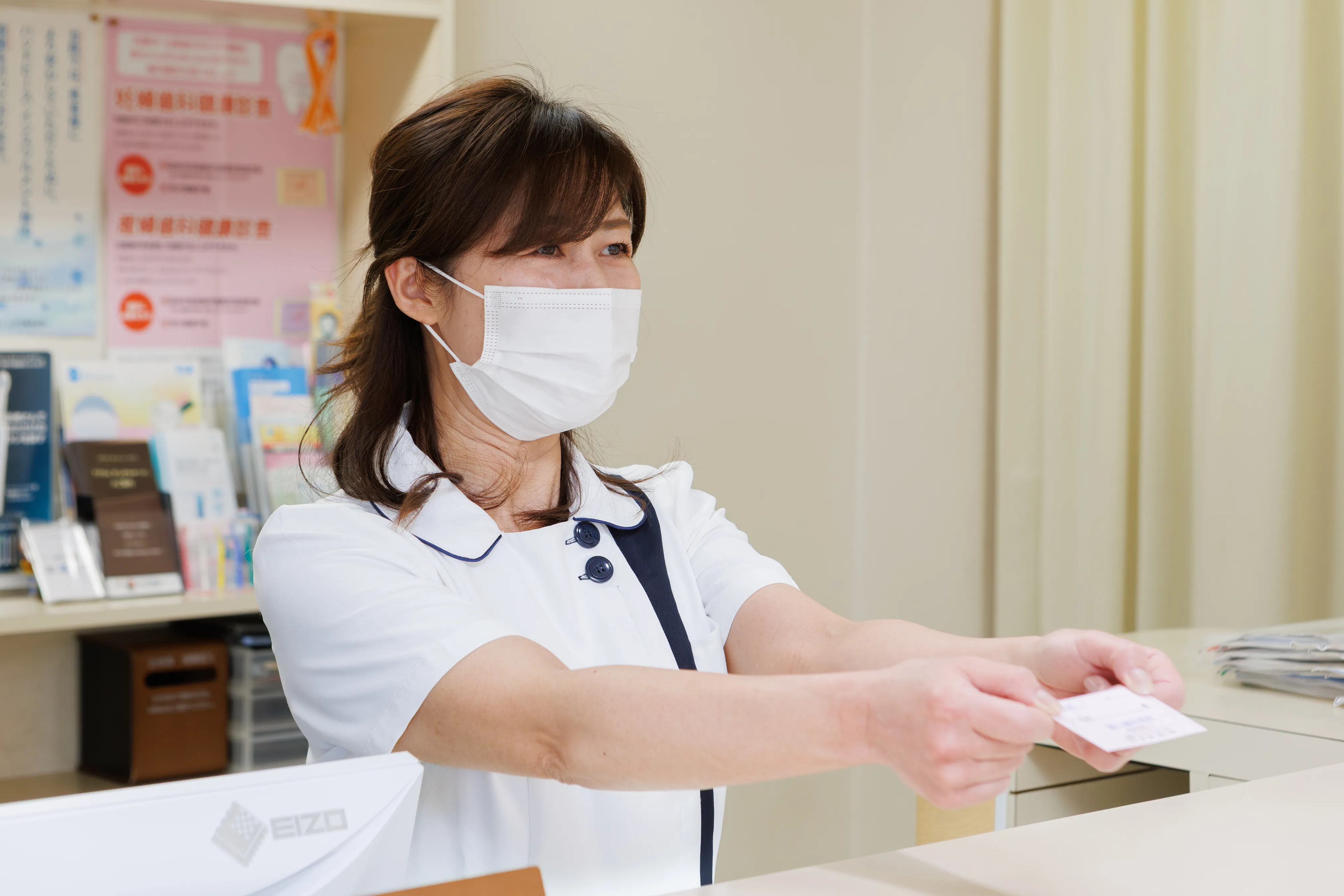 診察券を渡す様子